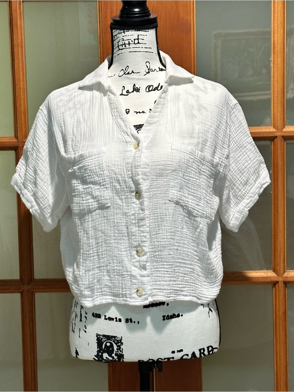 Love Notes White Crinkled Short-Sleeve Button-Down Crop Top